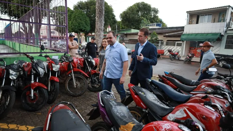 Roberto Cidade acompanha entrega de 47 motocicletas recuperadas pela Polícia Civil no Amazonas