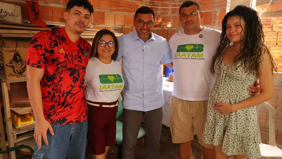 Wilson Lima destaca expansão dos transplantes no Amazonas durante visita a paciente que recuperou a qualidade de vida