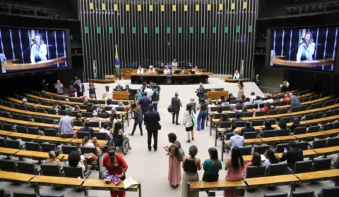 Cinco deputados do Pará votam contra urgência de projeto que criminaliza a misoginia