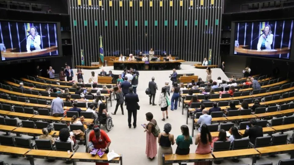 Cinco deputados do Pará votam contra urgência de projeto que criminaliza a misoginia