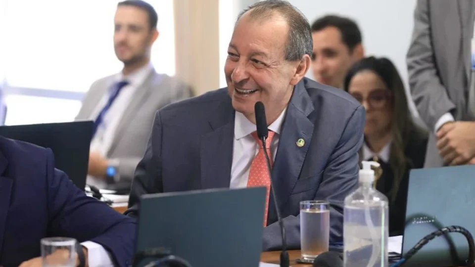 Omar Aziz assume relatoria da PEC do fim da escala 6×1 e promete acelerar votação