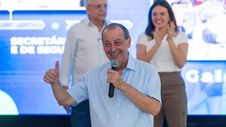 Omar Aziz lidera, mas Eficaz aponta quatro candidatos em empate técnico no Amazonas