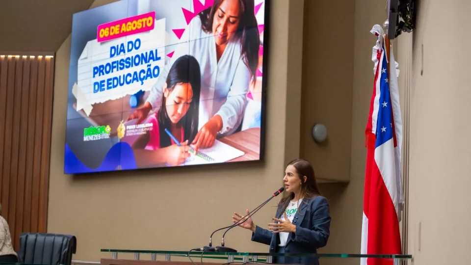 Débora Menezes homenageia profissionais da educação em sessão especial na Aleam