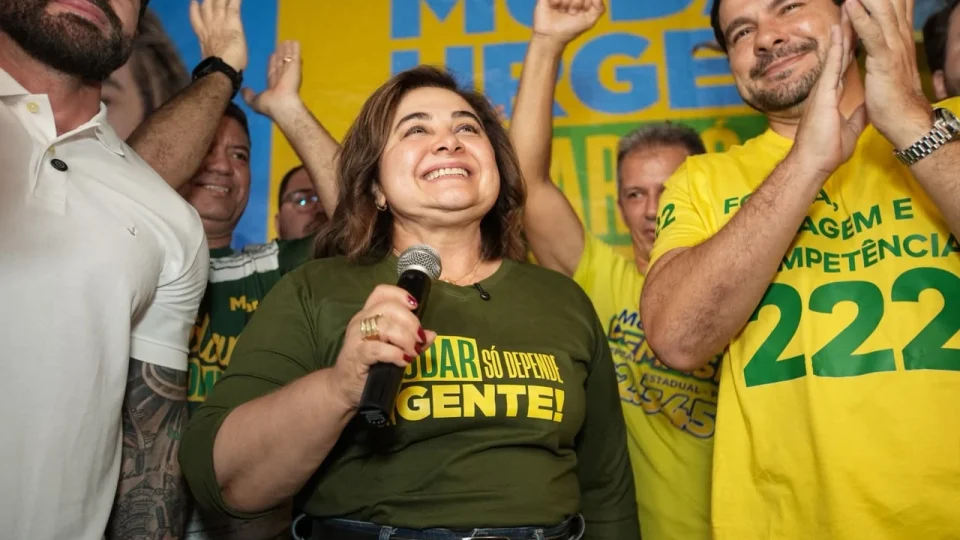 Maria do Carmo inicia campanha com adesivaço na Zona Oeste de Manaus