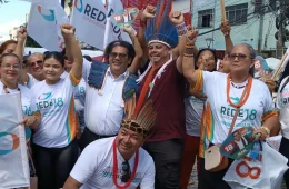 Isael Munduruku leva campanha às ruas do Centro de Manaus em caminhada na Eduardo Ribeiro