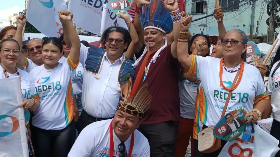 Isael Munduruku leva campanha às ruas do Centro de Manaus em caminhada na Eduardo Ribeiro