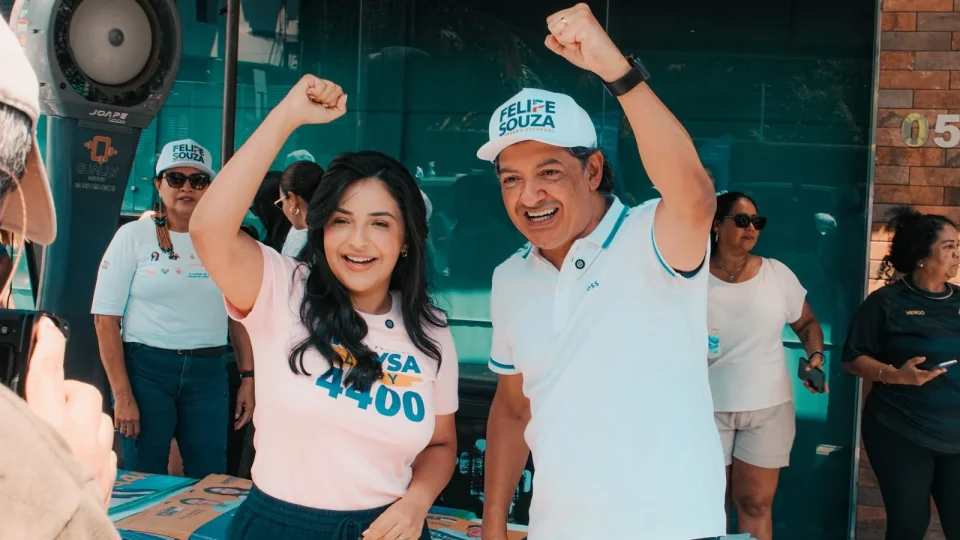 Thaysa Lippy e Felipe Souza iniciam campanha com adesivaço em Manaus