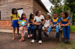 Débora Menezes percorre interior do AM e leva pauta de proteção à infância às comunidades