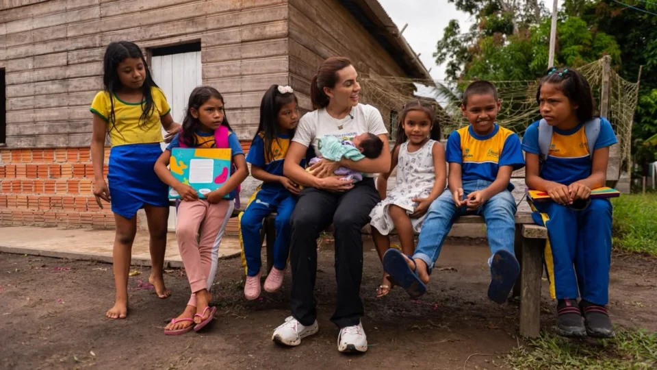 Débora Menezes percorre interior do AM e leva pauta de proteção à infância às comunidades