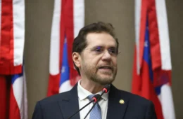TRE-AM derruba 13 vídeos de Plínio Valério por omissão de suplentes na propaganda