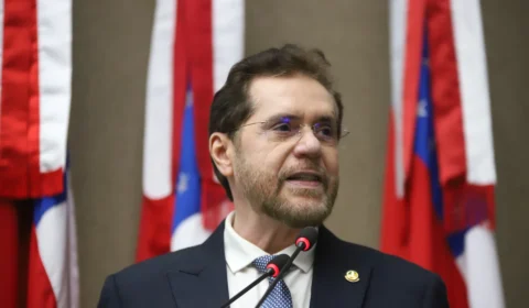 TRE-AM derruba 13 vídeos de Plínio Valério por omissão de suplentes na propaganda