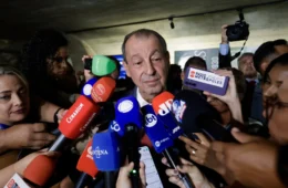 Justiça Eleitoral multa Omar Aziz em R$ 10 mil por canal de campanha no WhatsApp