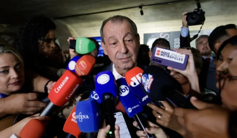 Justiça Eleitoral multa Omar Aziz em R$ 10 mil por canal de campanha no WhatsApp
