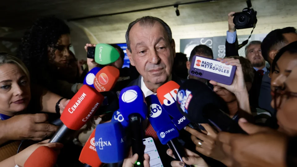 Justiça Eleitoral multa Omar Aziz em R$ 10 mil por canal de campanha no WhatsApp