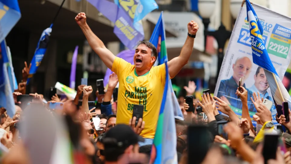 Flávio Bolsonaro passa por Boa Vista nesta quinta antes de agenda em Manaus