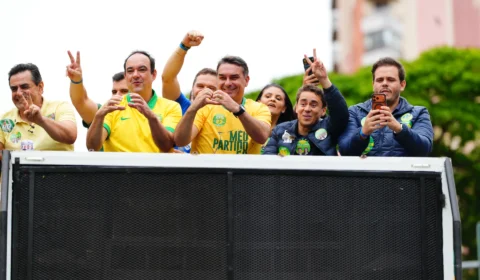 Flávio Bolsonaro desembarca em Manaus nesta quinta e cumpre agenda com visita à Honda e ato na Ponta Negra nesta sexta