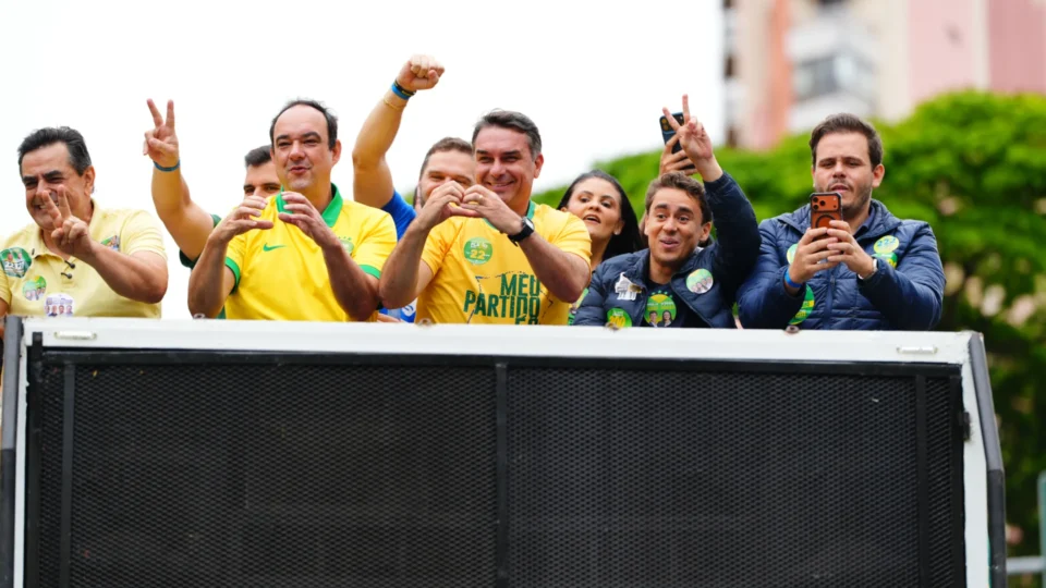 Flávio Bolsonaro desembarca em Manaus nesta quinta e cumpre agenda com visita à Honda e ato na Ponta Negra nesta sexta