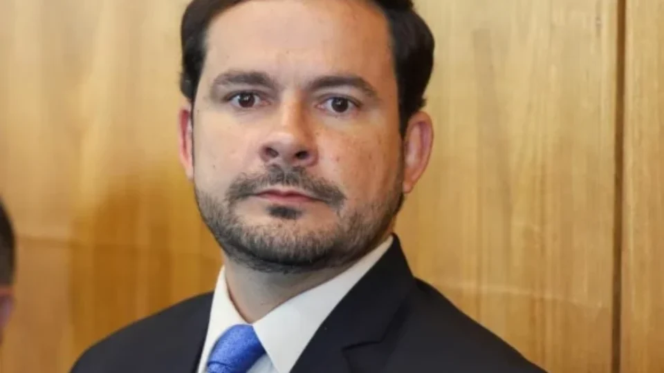 Alberto Neto assina novo impeachment de Moraes e reforça compromisso de enfrentar abusos do STF
