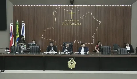 Deputados ficam no “café”, são chamados em plenário e votação na Aleam acaba adiada