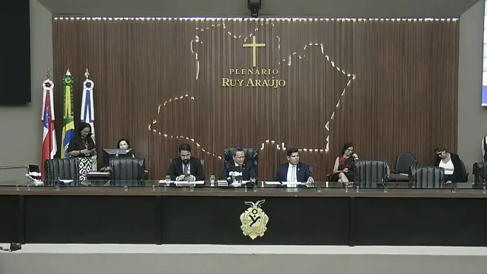 Deputados ficam no “café”, são chamados em plenário e votação na Aleam acaba adiada