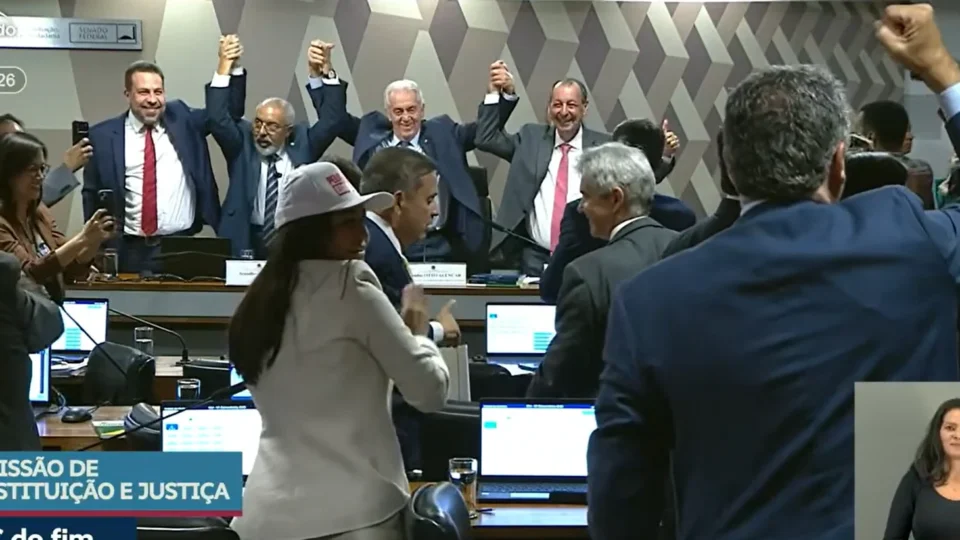 CCJ aprova fim da escala 6×1 e proposta segue para o Plenário do Senado