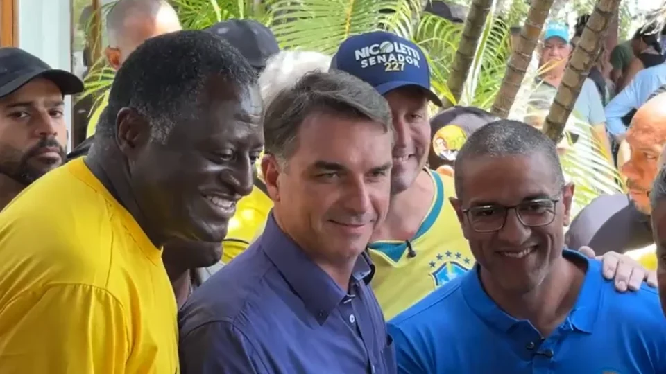 Passagem de Flávio Bolsonaro por Roraima tem disputa por espaço e críticas à operação da PF