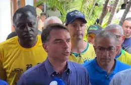 Flávio Bolsonaro promete investimentos, defende garimpo legal e destaca riquezas de Roraima