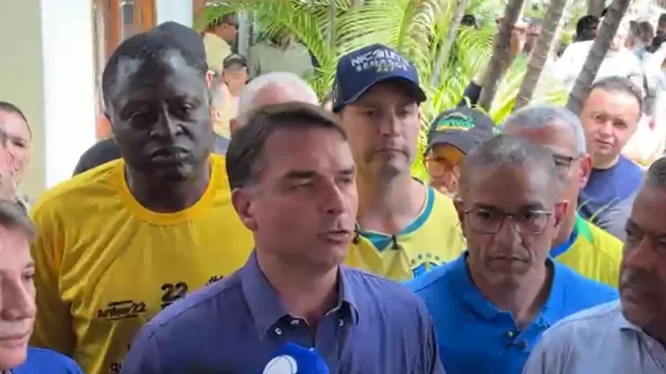 Flávio Bolsonaro promete investimentos, defende garimpo legal e destaca riquezas de Roraima