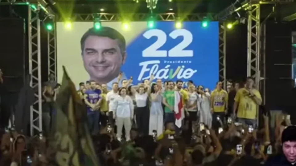 Em Manaus, Flávio chama Zona Franca de “sagrada” e promete investimentos e pavimentação de BRs