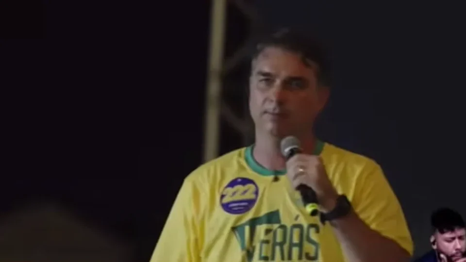 Em Manaus, Flávio Bolsonaro promete penas mais duras, novas vagas em presídios e combate a facções