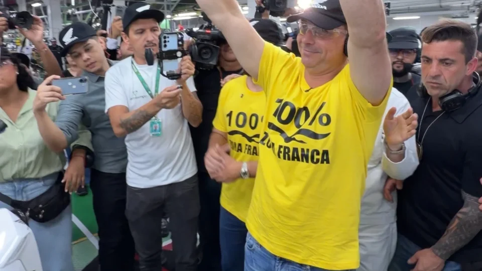 ‘A Zona Franca não é mais de Manaus, é do Brasil inteiro. É algo sagrado’, afirma Flávio Bolsonaro na Moto Honda