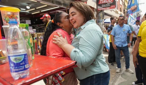 A vez da mulher: Professora Maria recebe apoio durante reunião no Tarumã e caminhada no Centro