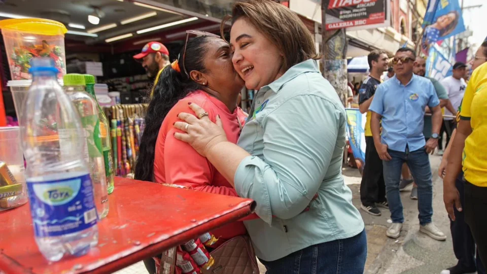 A vez da mulher: Professora Maria recebe apoio durante reunião no Tarumã e caminhada no Centro
