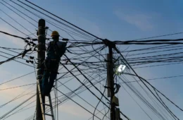 MP questiona Âmbar Energia sobre regularidade no processo de substituição da fiação pública em Manaus