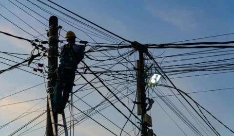MP questiona Âmbar Energia sobre regularidade no processo de substituição da fiação pública em Manaus