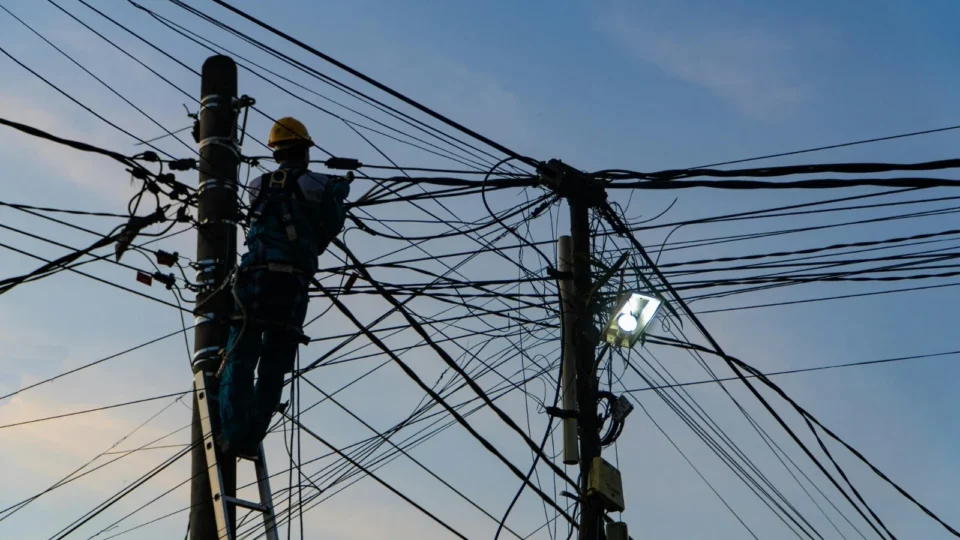 MP questiona Âmbar Energia sobre regularidade no processo de substituição da fiação pública em Manaus