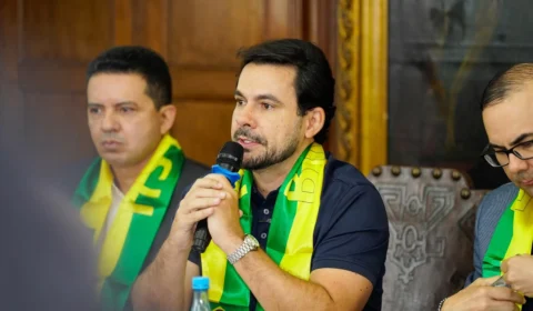 Capitão Alberto Neto critica “manicômio tributário” e cobra apoio a empresários em reunião da ACA
