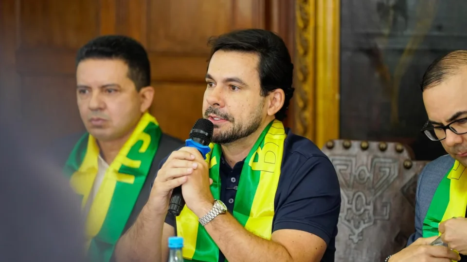 Capitão Alberto Neto critica “manicômio tributário” e cobra apoio a empresários em reunião da ACA