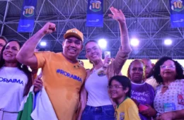 Vice de Sampaio, Sheridan concentra campanha no marido e apaga relação com governo