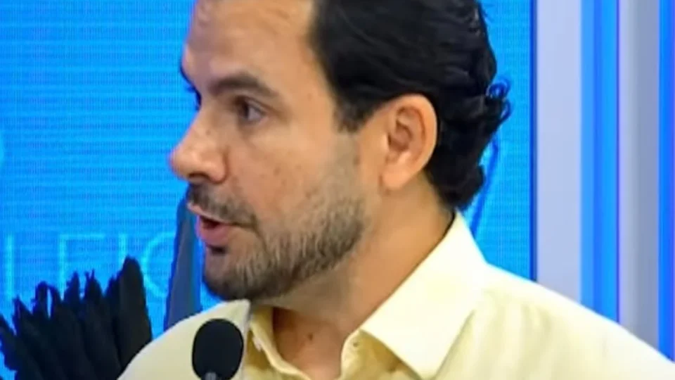 “VOCÊ DEVERIA COBRAR ELE”: Alberto Neto cobra Plínio sobre prefeito de Manaus