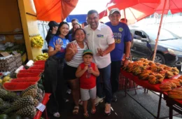 Em caminhada na Compensa, Wilson Lima destaca cuidado com as pessoas como marca de sua gestão