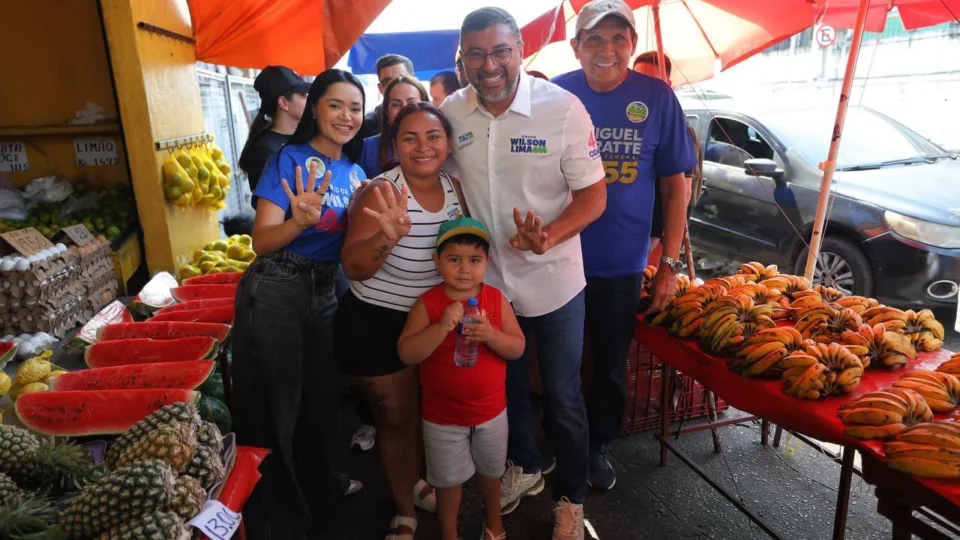Em caminhada na Compensa, Wilson Lima destaca cuidado com as pessoas como marca de sua gestão