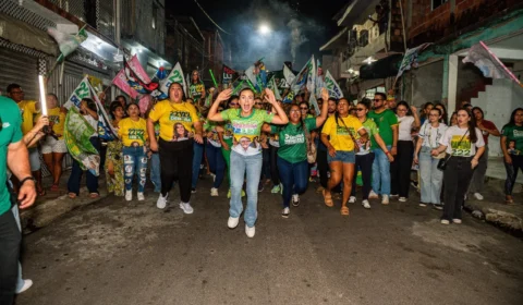 Débora Menezes reúne apoiadores em grande ato na reta final da campanha