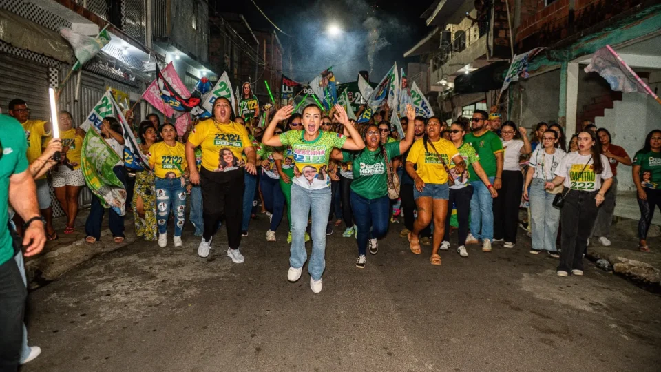 Débora Menezes reúne apoiadores em grande ato na reta final da campanha
