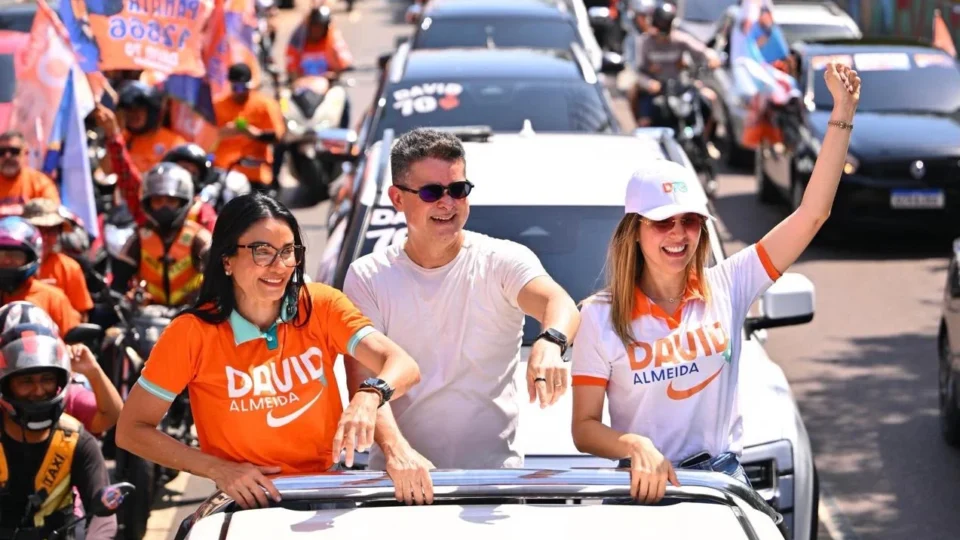 David recebe apoio da população em grande carreata pelas ruas de Manaus