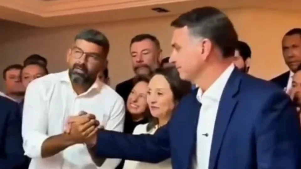 VEJA O VÍDEO | Dr. Daniel aparece ao lado de Flávio Bolsonaro e declara apoio no 2º turno