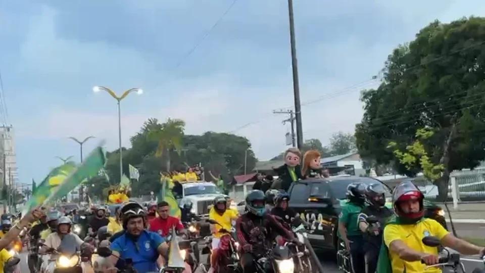 Carreata de Flávio Bolsonaro e Maria do Carmo movimenta Manaus