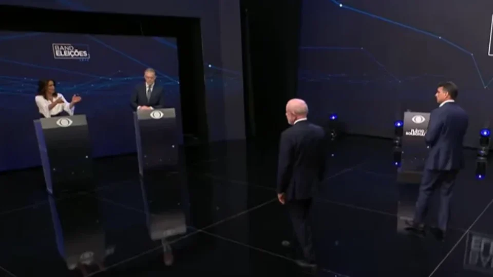 Confusão nos bastidores interrompe debate entre Lula e Flávio Bolsonaro