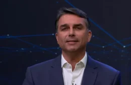 Flávio encerra debate com críticas a Lula e promessa de criar Ministério da Prosperidade