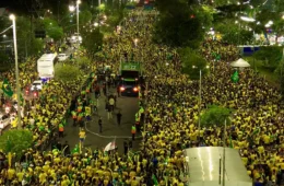 Flávio Bolsonaro reúne apoiadores em ato na Ponta Negra durante passagem por Manaus